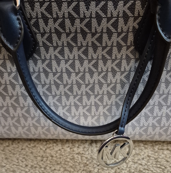 GREAT CONDITION...Michael Kors Gray/Black Signature Tote with Matching Wristlet - Picture 2 of 16